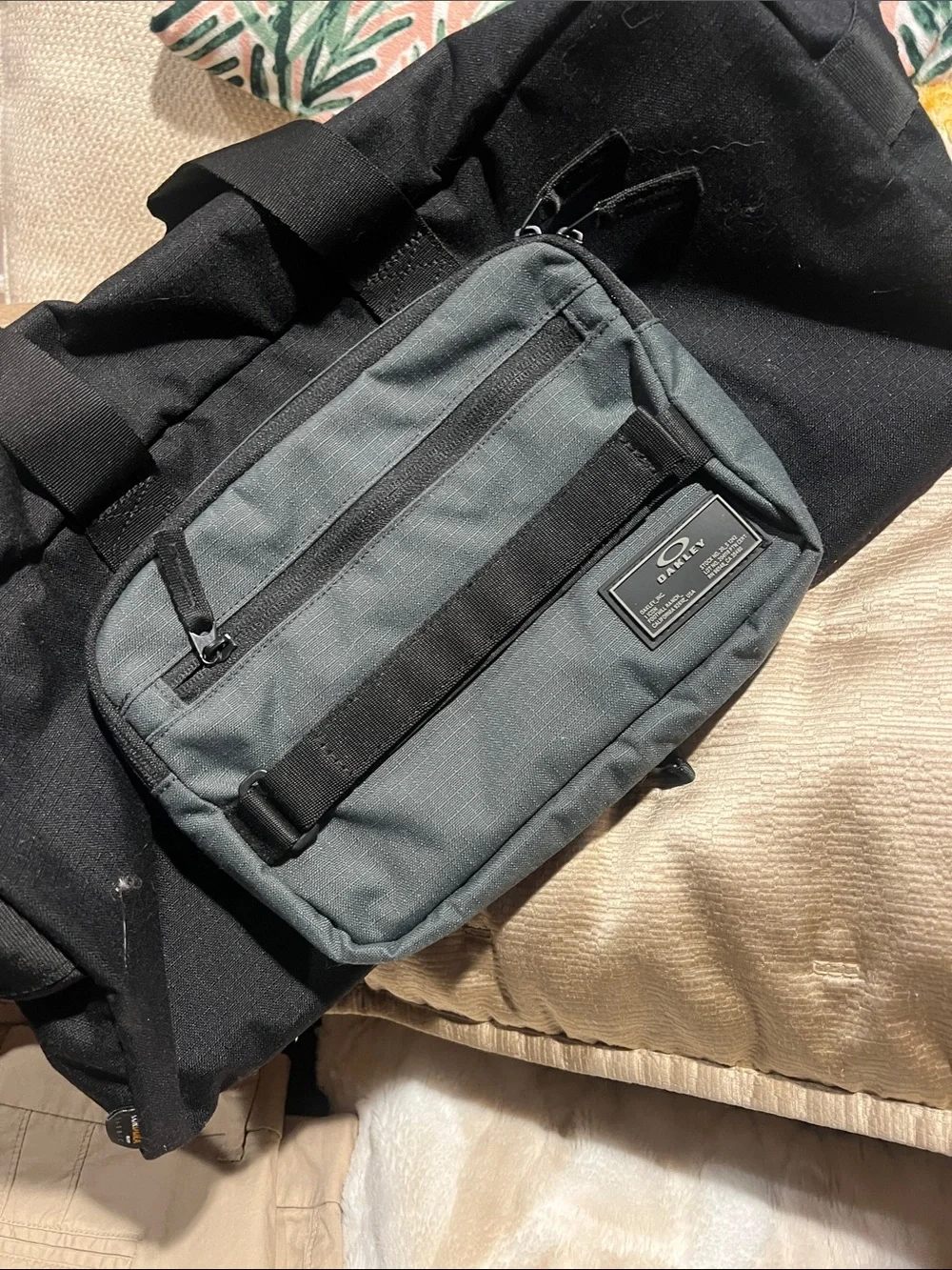 Oakley duffel dark